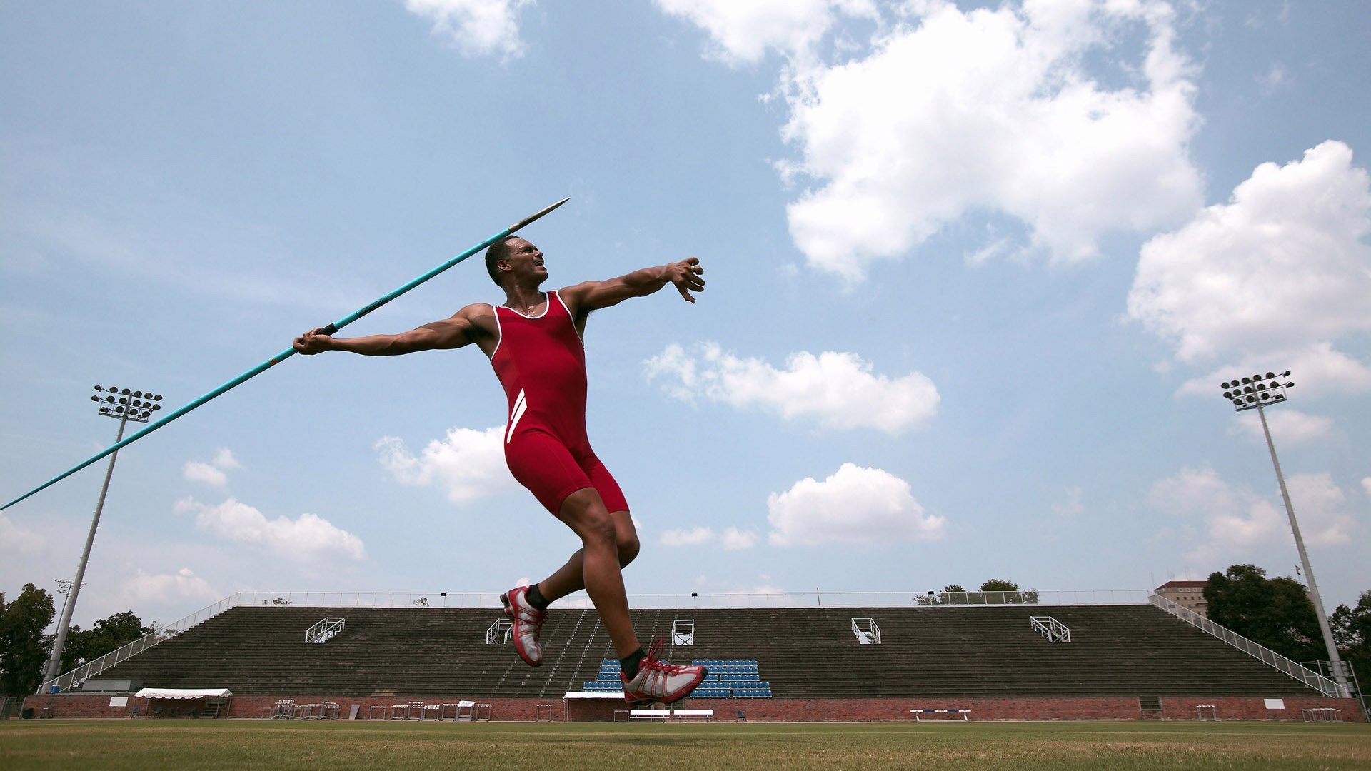 雷恩粉碎罗马,当历史回响遇见现代极速—罗德里戈的F1争冠启示录
